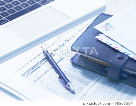 個人電腦、報紙和筆記本 76505594