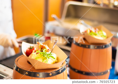 Takeaway lunch Takeaway lunch 76505723