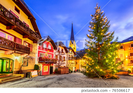 Hallstatt, Austria - Christmas Market in Upper Austria Alps 76506617