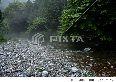 Clear stream and riverbank where fog smokes Clear stream and riverbank where fog smokes 76507069