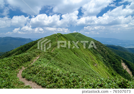 The blue sky, clouds, and green ridge road were like the back of a dragon. The blue sky, clouds, and green ridge road were like the back of a dragon. 76507073