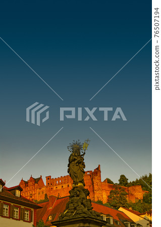 Colorful view of old downtown in Heidelberg, old bridge, statues and ancient castle during sunset, Heidelberg, Germany Colorful view of old downtown in Heidelberg, old bridge, statues and ancient castle during sunset, Heidelberg, Germany 76507194