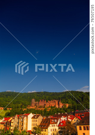 Colorful view of old downtown in Heidelberg, old bridge, statues and ancient castle during sunset, Heidelberg, Germany Colorful view of old downtown in Heidelberg, old bridge, statues and ancient castle during sunset, Heidelberg, Germany 76507195