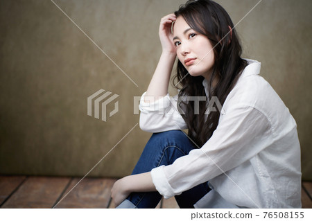 Beauty long-haired woman 76508155
