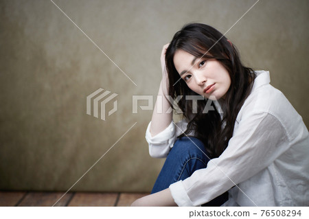 Beauty long-haired woman Beauty long-haired woman 76508294