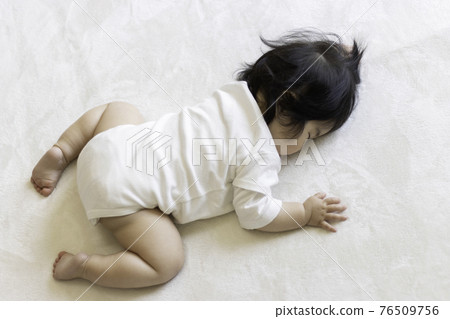 趴著睡的寶寶（0歲，9個月，日本，女孩） 76509756