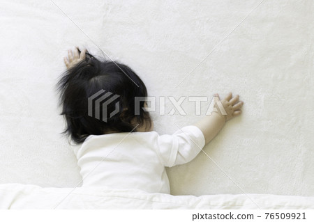 Baby sleeping on his stomach (0 years old, 9 months old, Japanese, girl) 76509921