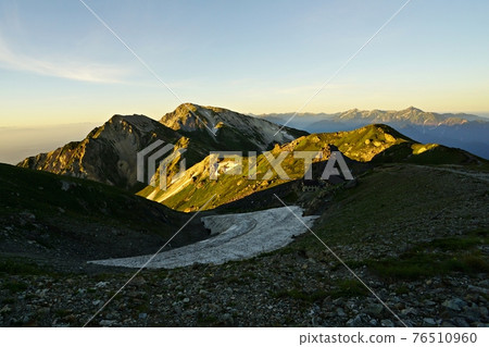晨曦中的白馬山、白馬八里岳和尺子山在晨光中熠熠生輝 76510960