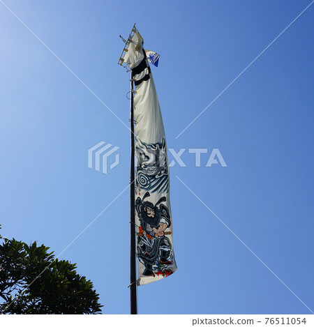 藍天中飄揚的武士畫旗 端午節（世田谷區紀大堀公園） 76511054