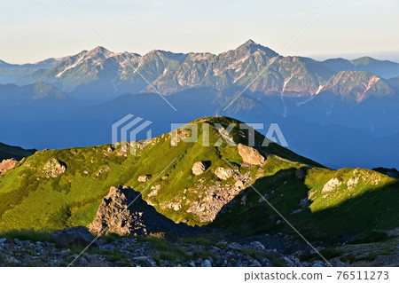 黎明時的白馬山，看日出的登山者敦木山 76511273