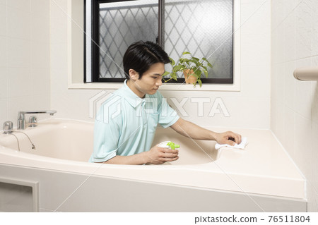 打掃衛生間的房屋清潔男工 76511804