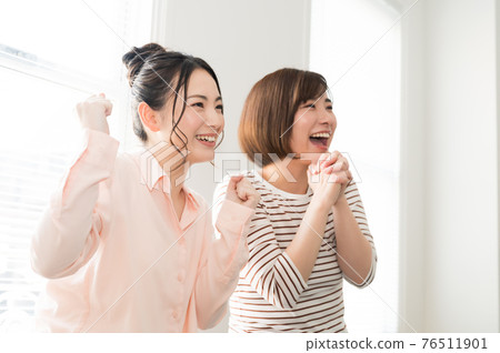 兩名婦女在電視上在線觀看體育比賽 76511901