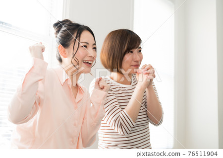 兩名婦女在電視上在線觀看體育比賽 76511904