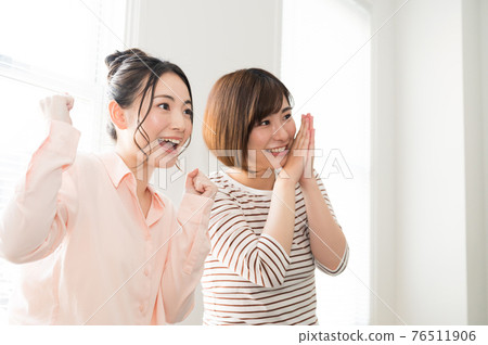 兩名婦女在電視上在線觀看體育比賽 76511906