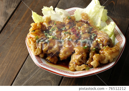 Hot oil sardine chicken with plenty of sauce and green onions on an octagonal plate 76512212