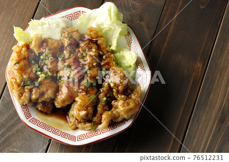 Hot oil sardine chicken with plenty of sauce and green onions on an octagonal plate (overhead view) Hot oil sardine chicken with plenty of sauce and green onions on an octagonal plate (overhead view) 76512231