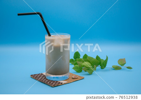 Ice cafe au lait and plants 76512938