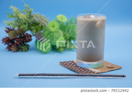 Ice cafe au lait and plants 76512942