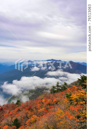 一系列雲彩的山景 一系列雲彩的山景 76513063