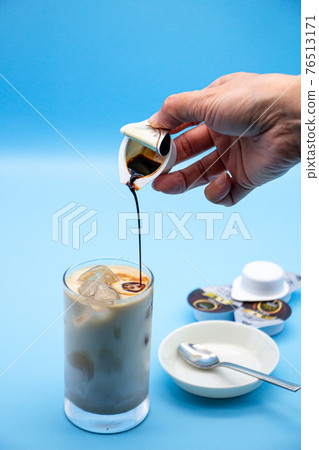 Make liquid type instant coffee 76513171