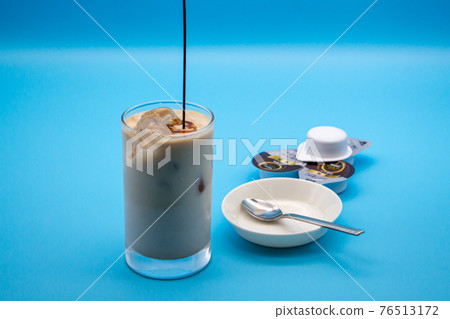 Make liquid type instant coffee 76513172