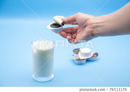 Make liquid type instant coffee 76513176
