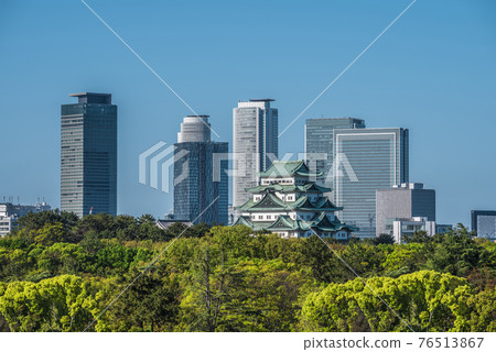 << Aichi Prefecture >> Fresh green Nagoya Castle and skyscrapers 76513867