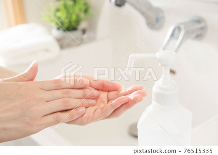 Rubbing the disinfectant into your hand 76515335