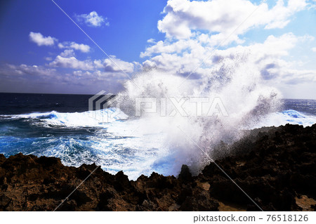 動態波濤洶湧（沖繩主島最南端。荒崎海角） 76518126