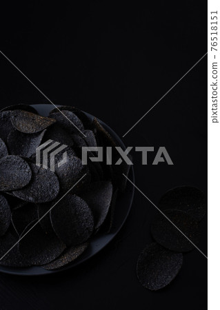 Black crispy potato chips Black crispy potato chips 76518151