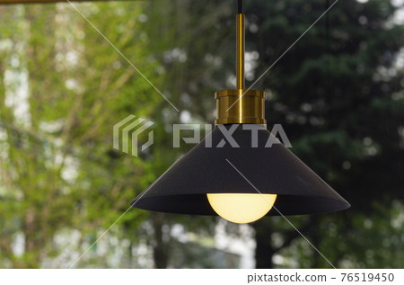 咖啡店內部燈光與綠色木質背景 76519450