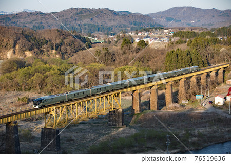 穿越一之橋的列車套房式島 76519636