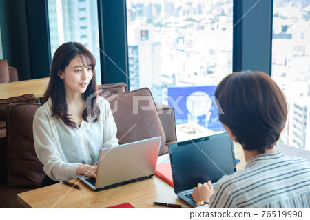 一位年輕的女商人在辦公室操作電腦時開會(休閒) 一位年輕的女商人在辦公室操作電腦時開會(休閒) 76519990