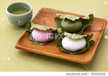 Kashiwa mochi in three colors, red and white and grass mochi 76520398