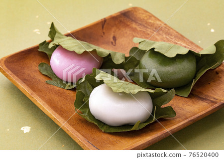 Kashiwa mochi in three colors, red and white and grass mochi 76520400