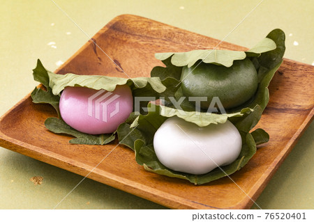 Kashiwa mochi in three colors, red and white and grass mochi 76520401