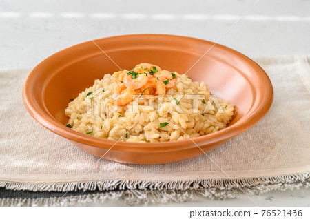 Portion of risotto with prawn 76521436