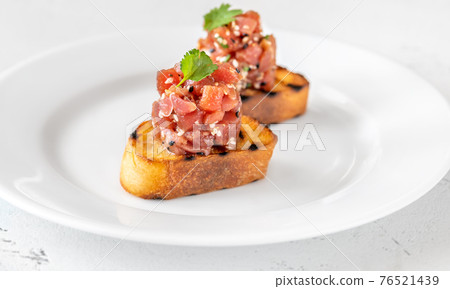 Sandwiches with tuna tartare 76521439