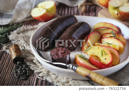Fried blood sausage and apples 76522756