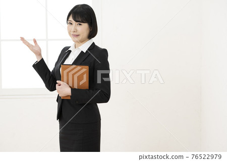 一位身著西裝、與私人組織者合影的女士 76522979