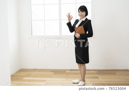 一位身著西裝、與私人組織者合影的女士 一位身著西裝、與私人組織者合影的女士 76523004
