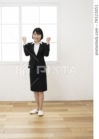 擺在一套衣服的少婦 擺在一套衣服的少婦 76523051