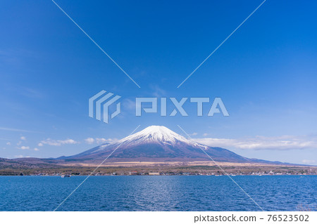 （山梨縣）晴天下的山中湖和富士山 76523502