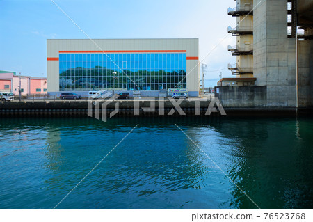 Minatoguchi Park and cherry blossoms in full bloom that shine in the Numazu Fisheries Development Center 76523768