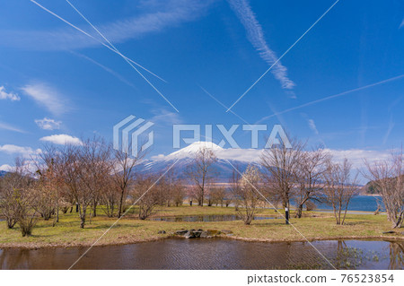 （山梨縣）從“山中湖交流廣場 Kirara”看到的富士山 76523854