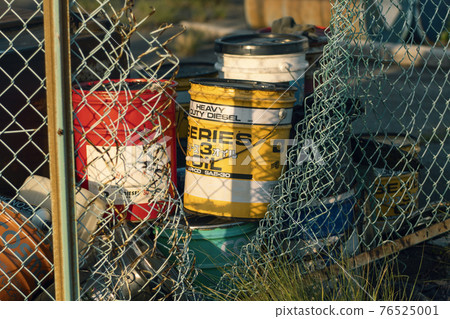 Oil can seascape Oil can seascape 76525001