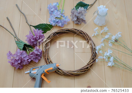 製作glugan 人造花的花圈 照片素材 圖片 圖庫