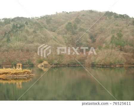 Lake Mikawa in spring haze 76525611