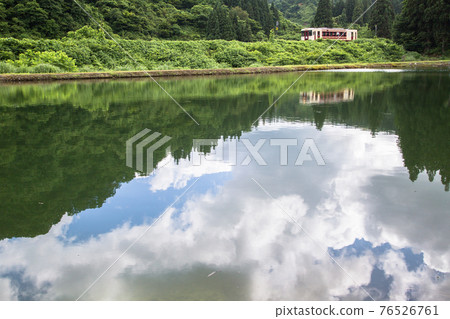 反映在新潟縣小雞谷市JR飯山線錦鯉池旁運行的單列電車 76526761