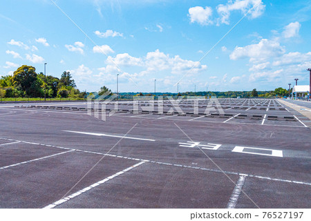 Parking lot exit 76527197